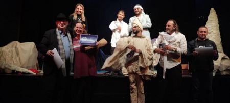 مسرح اليمامة في رهط يفوز بجائزة أفضل أداة مسرحي في مهرجان البوسنة 